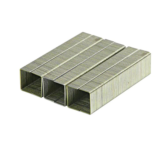 Por que os grampos para arame pesado geralmente têm baixa resistência à corrosão?